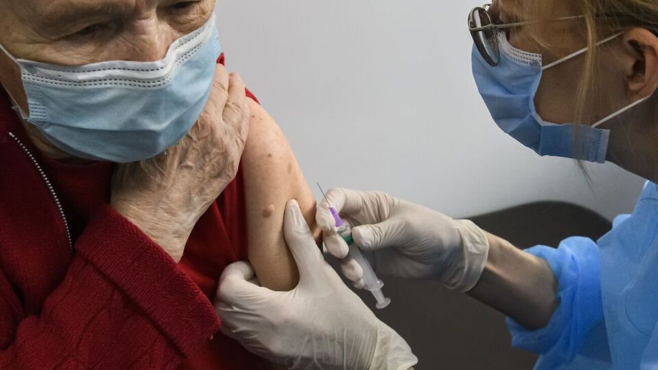 Две дозы вакцины от коронавируса получили 44,9% взрослого населения Украины