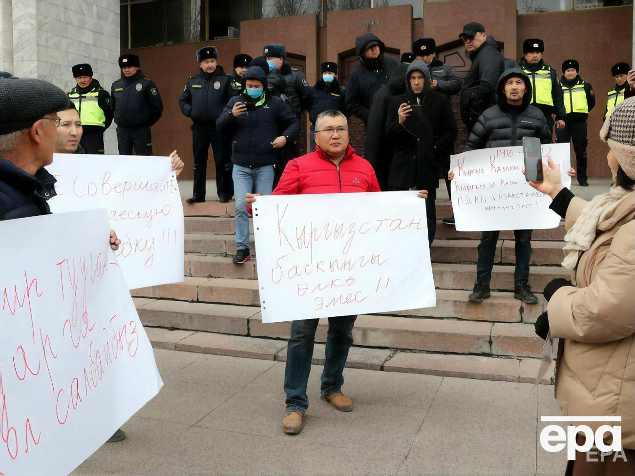 "Не делайте из наших солдат палачей и интервентов". В Бишкеке протестовали против отправки военных в Казахстан. Фоторепортаж