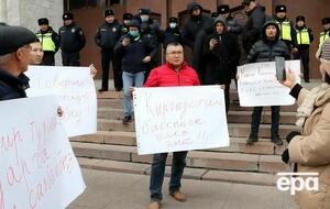 "Не делайте из наших солдат палачей и интервентов". В Бишкеке протестовали против отправки военных в Казахстан. Фоторепортаж