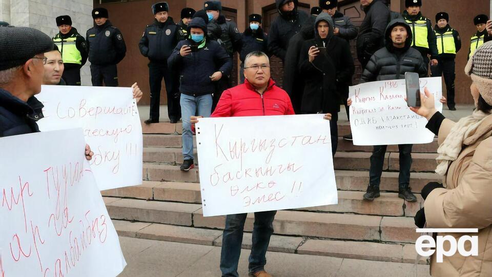 "Не делайте из наших солдат палачей и интервентов". В Бишкеке протестовали против отправки военных в Казахстан. Фоторепортаж