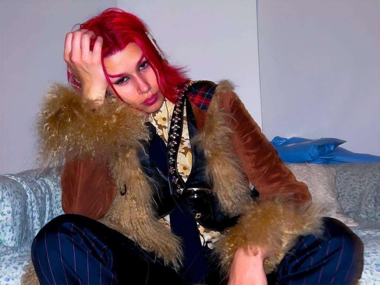 Образ Эрики Куталии на снимках дополнили мини-юбка, серебристый топ и меховая жилетка