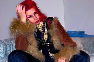 Образ Эрики Куталии на снимках дополнили мини-юбка, серебристый топ и меховая жилетка