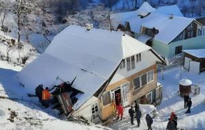 Автомобиль съехал с проезжей части дороги и въехал в здание