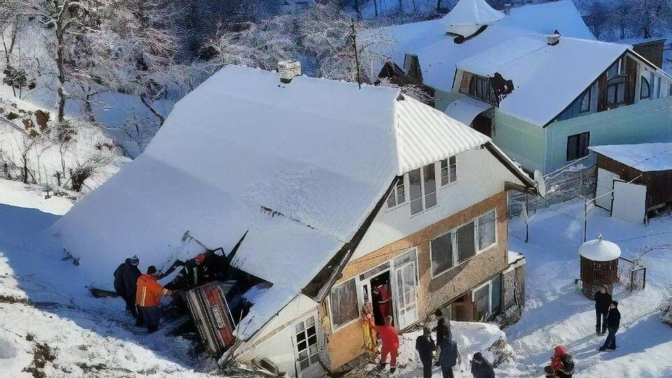 Автомобіль з'їхав із проїзної частини дороги та в'їхав у будівлю