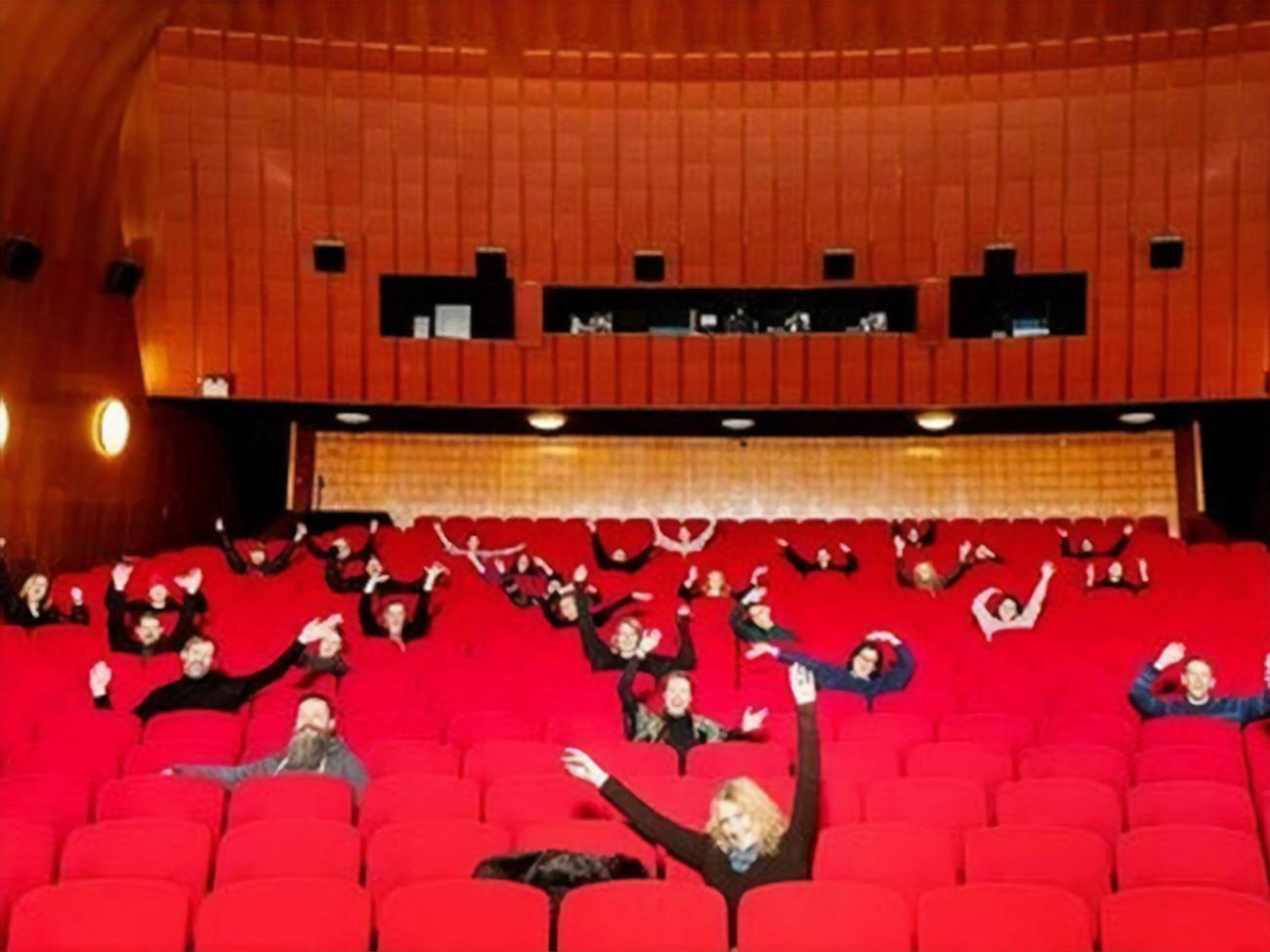 Після закінчення показу глядачів обіцяють вивести зі стану гіпнозу