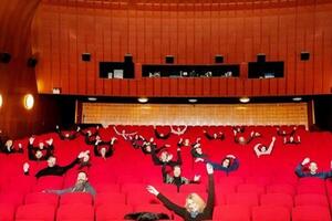 Після закінчення показу глядачів обіцяють вивести зі стану гіпнозу