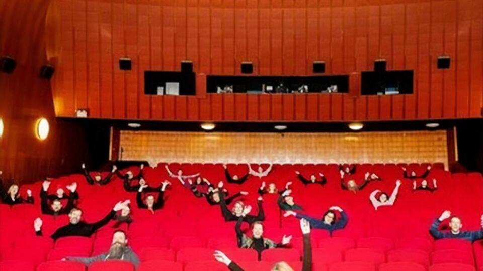 Після закінчення показу глядачів обіцяють вивести зі стану гіпнозу