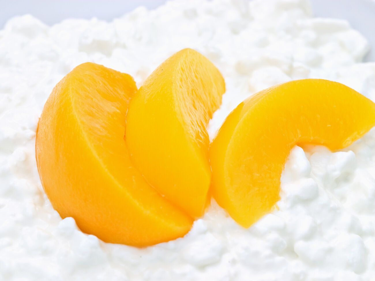 Для приготування десерту потрібно 1,5 кг сиру і 800 г консервованих персиків