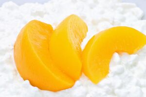 Для приготовления десерта необходимо 1,5 кг творога и 800 г консервированных персиков