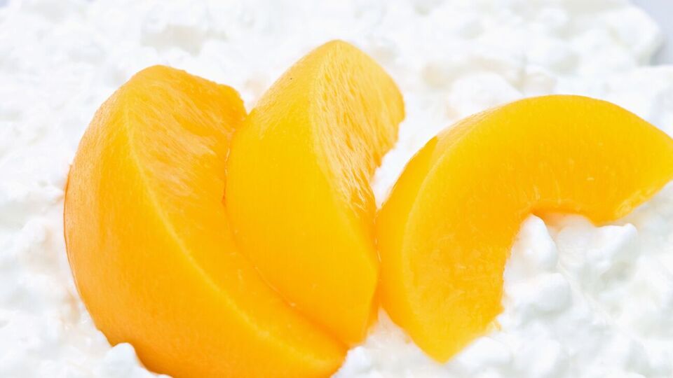 Для приготовления десерта необходимо 1,5 кг творога и 800 г консервированных персиков