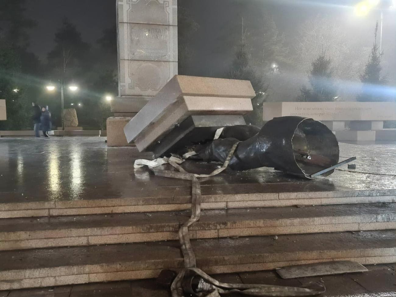 Мітингувальники скинули пам'ятник на землю за допомогою вантажівки