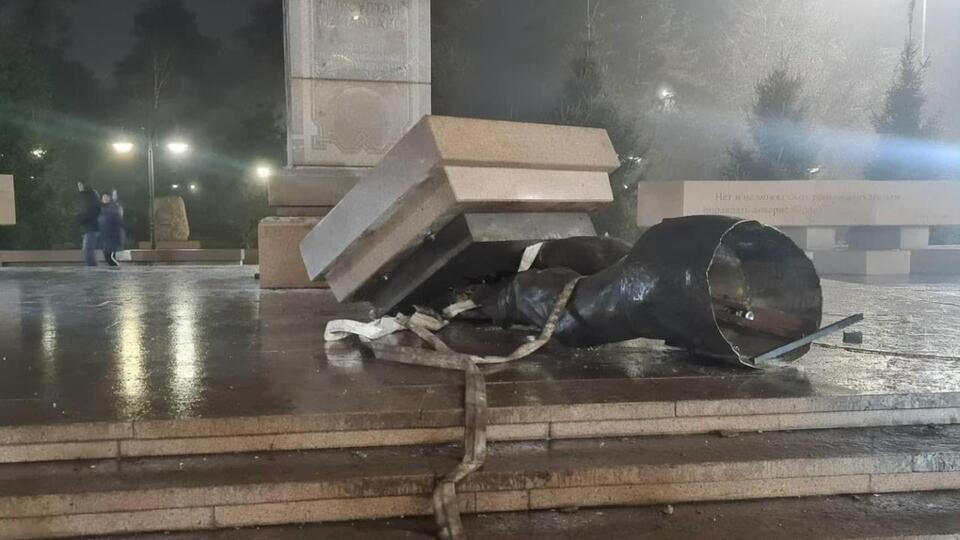 Мітингувальники скинули пам'ятник на землю за допомогою вантажівки
