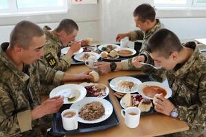 Тендер на закупку услуг питания для военных будет проводиться по 12 отдельным слотам