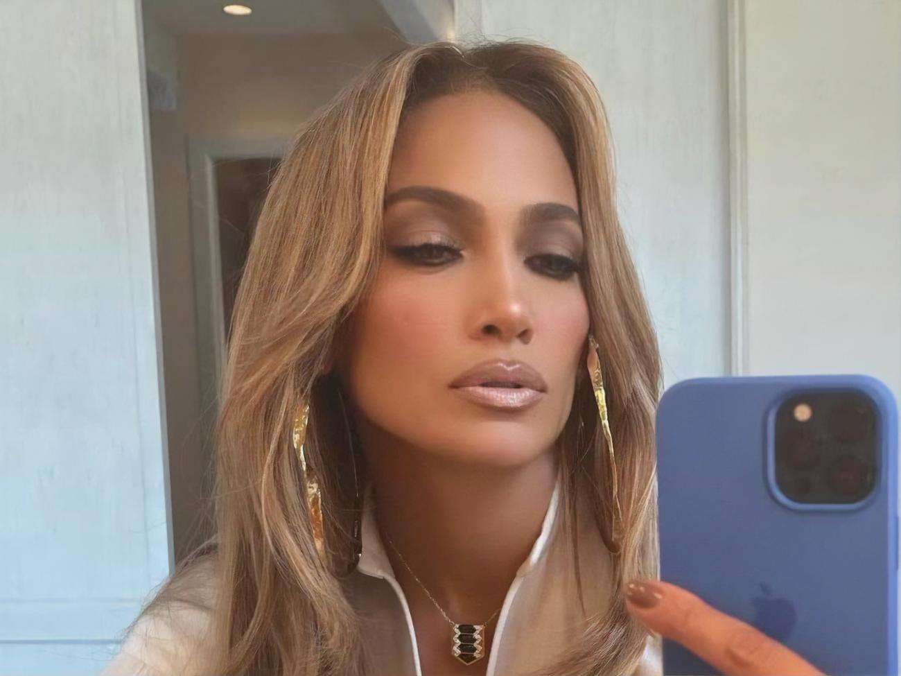 У кадрі Дженніфер Лопес позує з рожевим кольором волосся