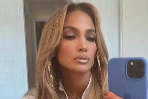 У кадрі Дженніфер Лопес позує з рожевим кольором волосся