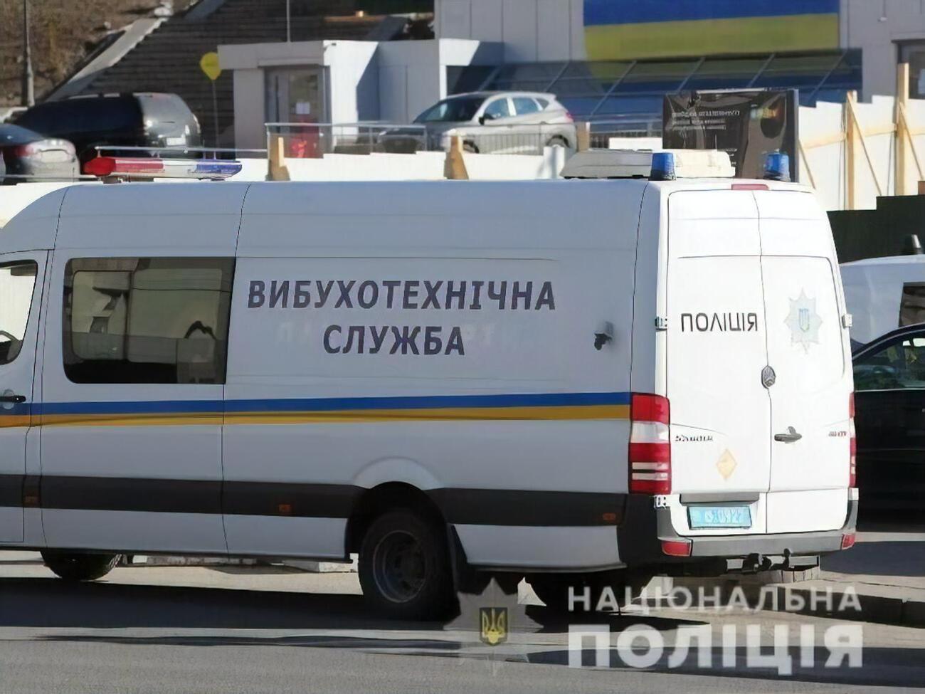 Фахівці перевіряють об'єкти
