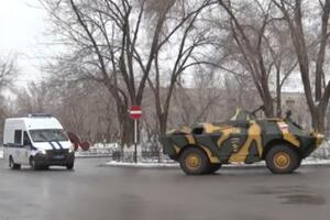 В телесюжете сообщается, что силовики в городе работают в усиленном режиме