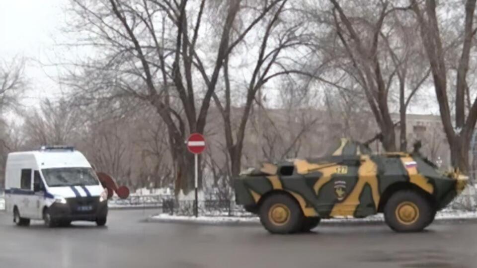 У телесюжеті повідомляють, що силовики в місті працюють у посиленому режимі
