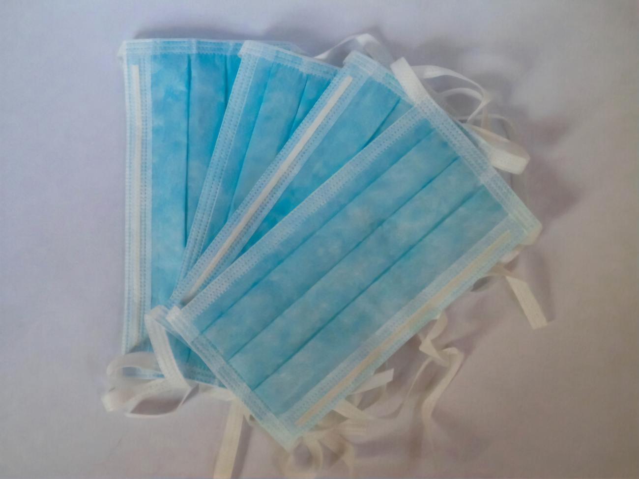 Жители Румынии в общественных местах могут носить хирургические маски или респираторы