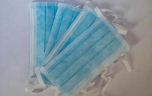 Жители Румынии в общественных местах могут носить хирургические маски или респираторы