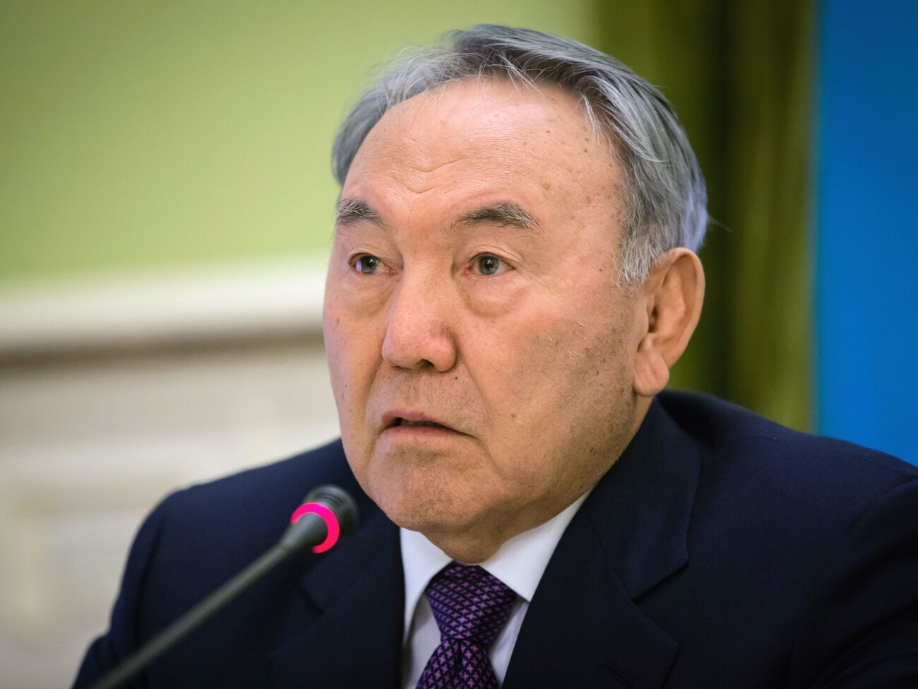 Пресс-секретарь Назарбаева заявил, что он с действующим президентом "по одну сторону баррикад"