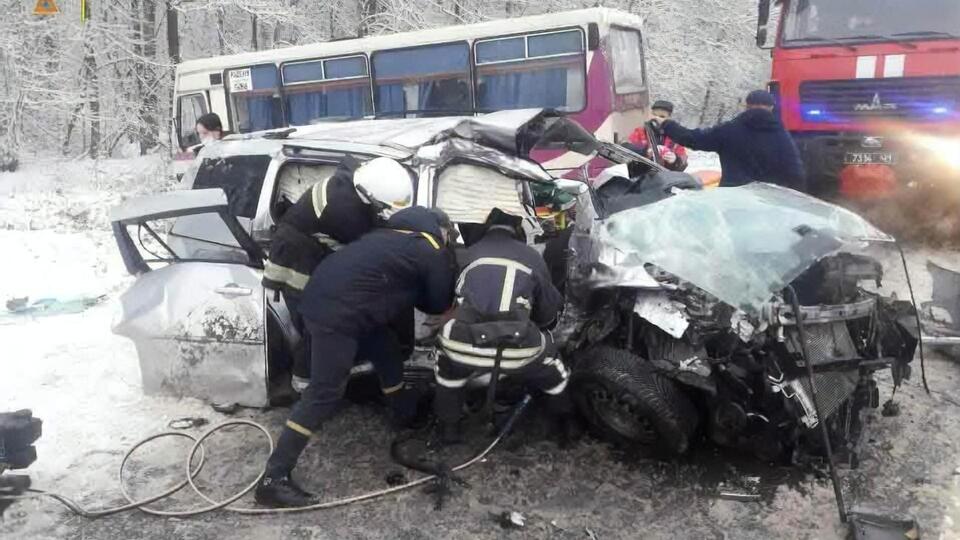 Рятувальники застосовували гідравлічні ножиці, щоб звільнити потерпілих із деформованого автомобіля