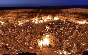 Газовый кратер в пустыне Каракумы в районе Дарвазы появился в 1971 году