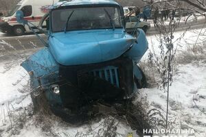 Легковий автомобіль зіткнувся з вантажівкою ГАЗ-52