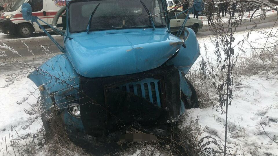 Легковий автомобіль зіткнувся з вантажівкою ГАЗ-52