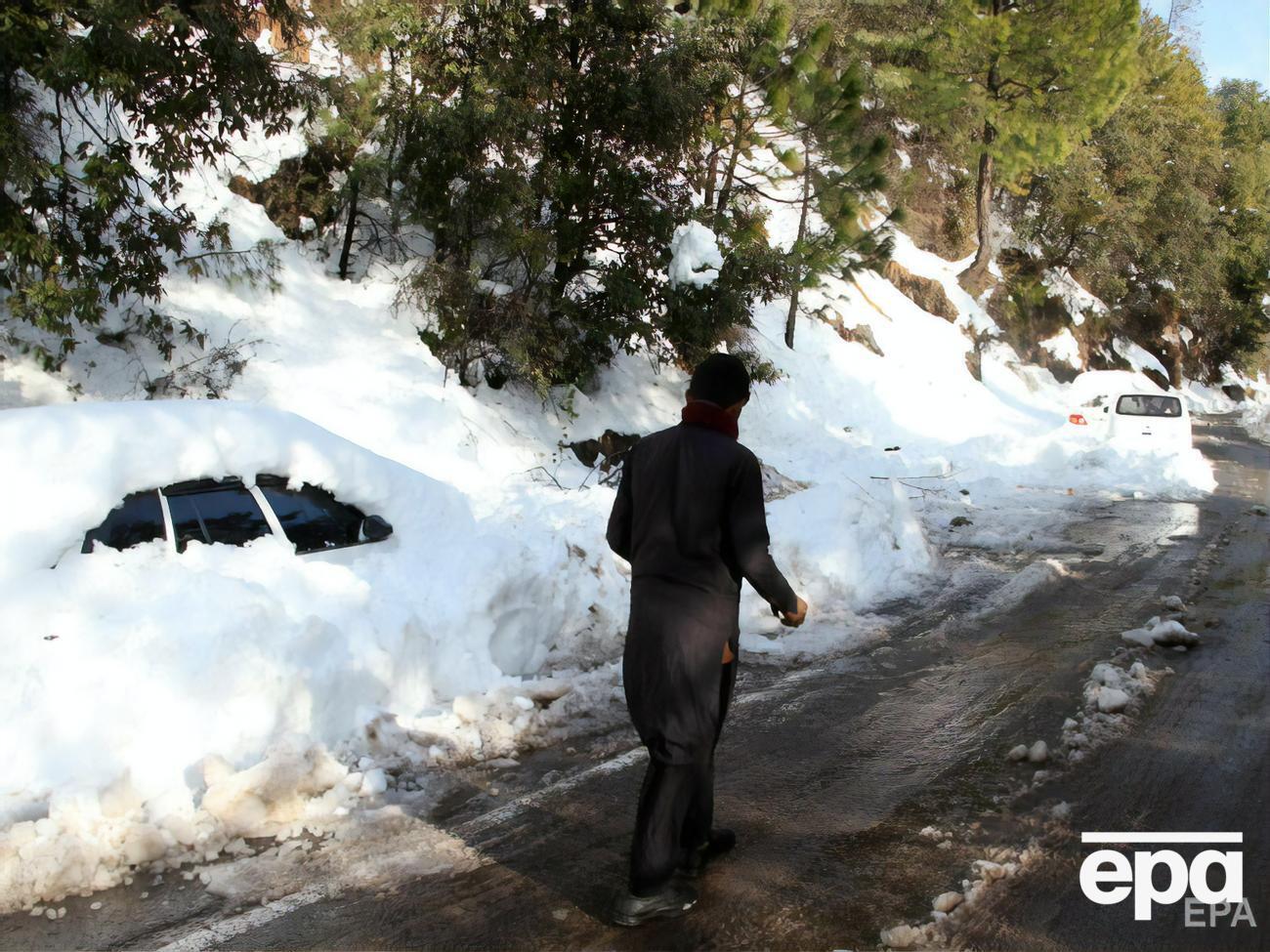 Из-за туристов, которые поехали на север страны смотреть на снегопад, образовалась пробка