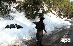 Из-за туристов, которые поехали на север страны смотреть на снегопад, образовалась пробка