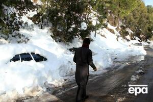 Из-за туристов, которые поехали на север страны смотреть на снегопад, образовалась пробка