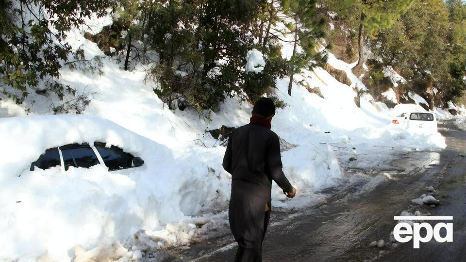 Из-за туристов, которые поехали на север страны смотреть на снегопад, образовалась пробка