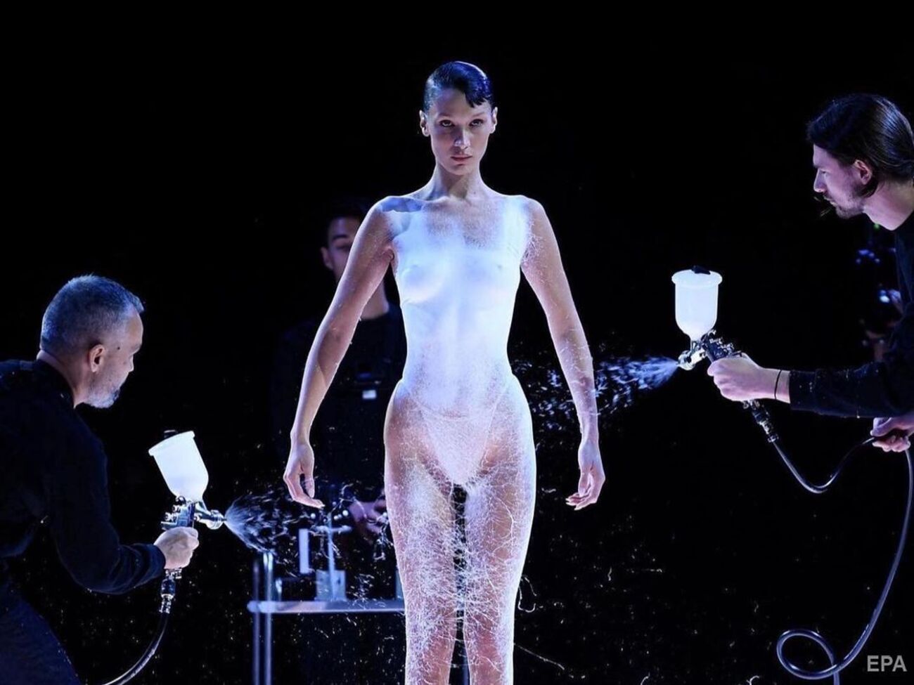 Для створення сукні було використано Fabrican&nbsp;&ndash; запатентований аерозольний матеріал, який твердне й перетворюється на тканину