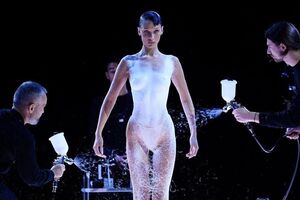 Для створення сукні було використано Fabrican – запатентований аерозольний матеріал, який твердне й перетворюється на тканину