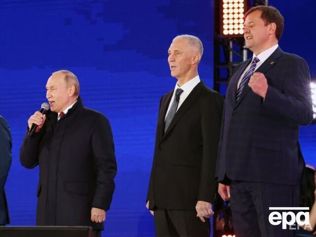 Сальдо (на фото в центре) и Балицкий (на фото справа) поднимались на сцену вместе с Путиным
