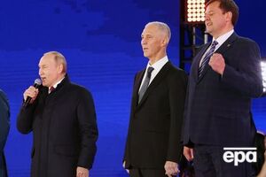 Сальдо (на фото в центре) и Балицкий (на фото справа) поднимались на сцену вместе с Путиным