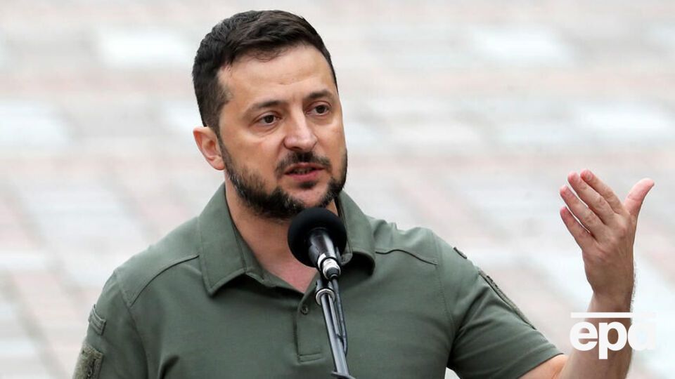 Зеленский призвал украинцев оставаться в укрытиях