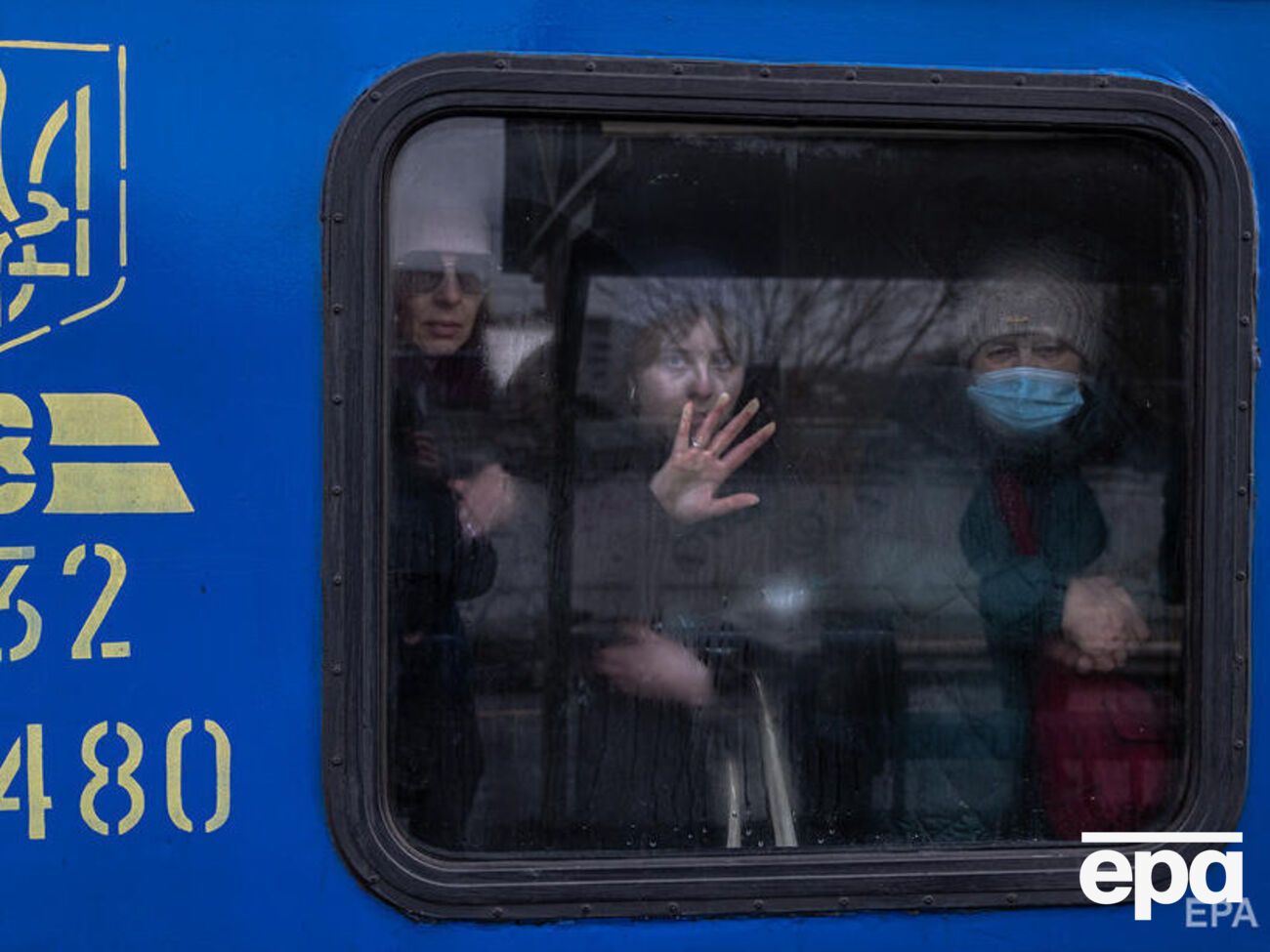 Висаджування і посадка пасажирів на поїзди відбувається через західний і східний підземні переходи