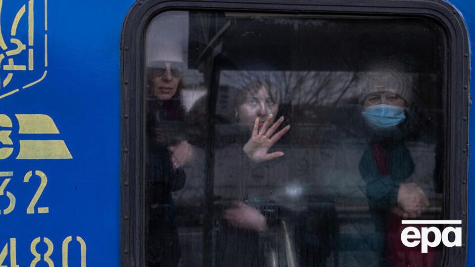Висаджування і посадка пасажирів на поїзди відбувається через західний і східний підземні переходи