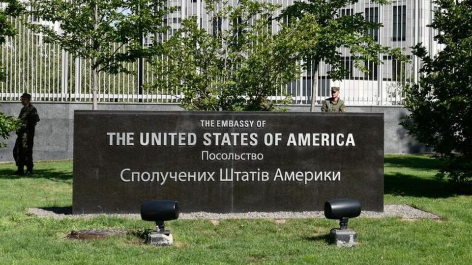 Продолжающиеся удары России по Украине представляют прямую угрозу гражданскому населению, предупредили в посольстве США