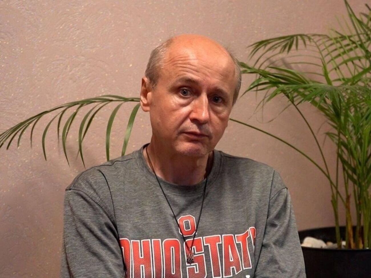 О пережитом Сосновский теперь рассказывает на сцене в театральной постановке "Лицо цвета войны"