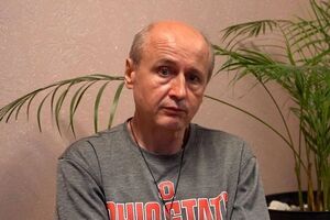 О пережитом Сосновский теперь рассказывает на сцене в театральной постановке "Лицо цвета войны"