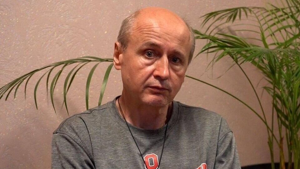 О пережитом Сосновский теперь рассказывает на сцене в театральной постановке "Лицо цвета войны"