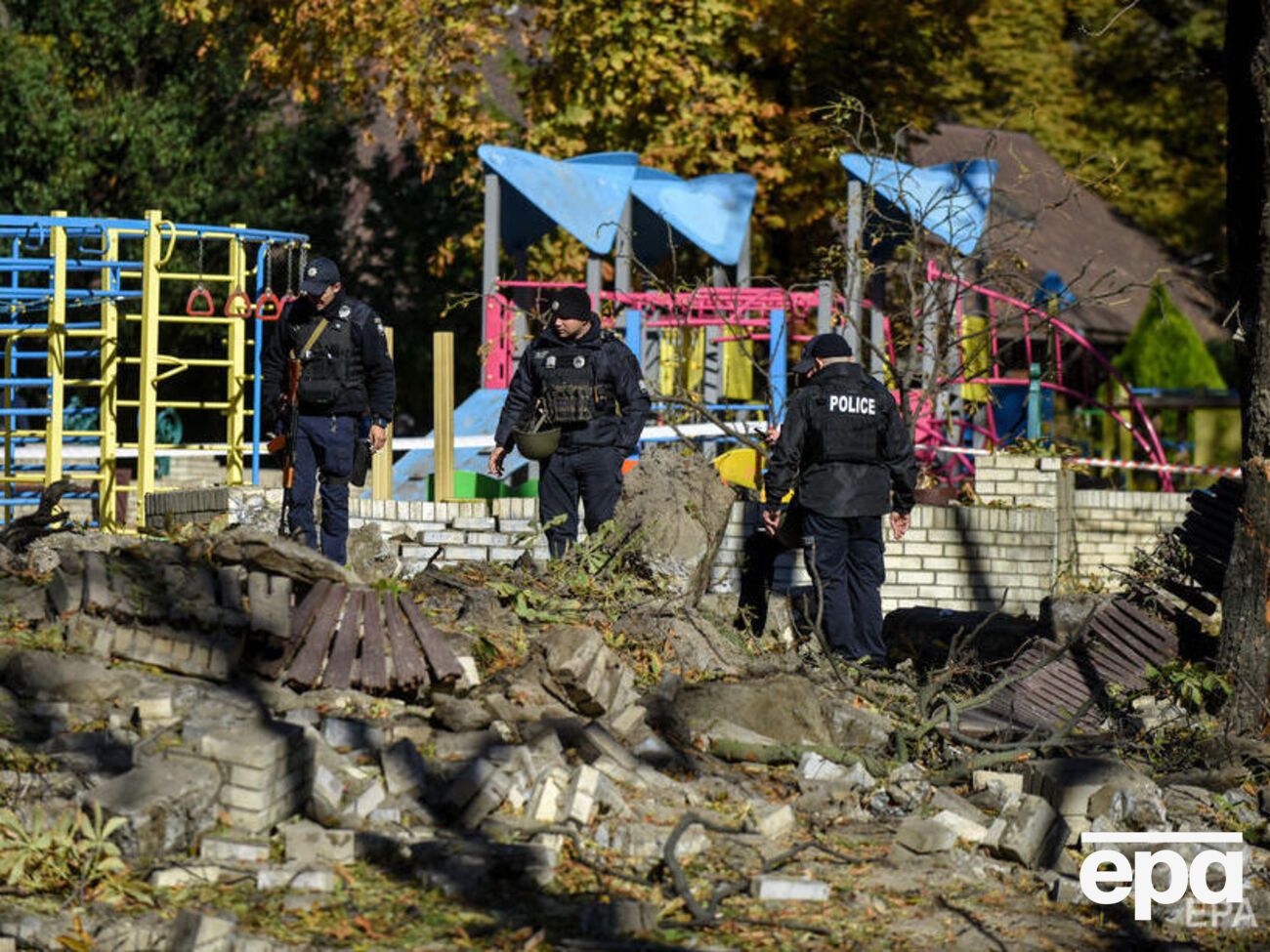 Одна из ракет взорвалась рядом с детской площадкой