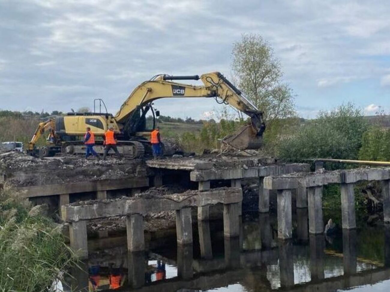 Бригады службы автомобильных дорог расчищают дороги от грунта и мусора