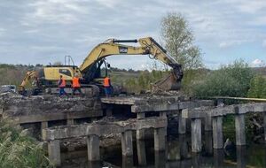 Бригады службы автомобильных дорог расчищают дороги от грунта и мусора