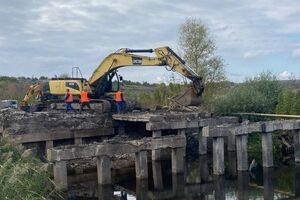 Бригады службы автомобильных дорог расчищают дороги от грунта и мусора