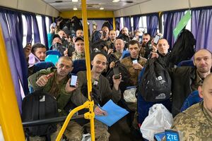 Домой возвращаются 32 защитника Украины