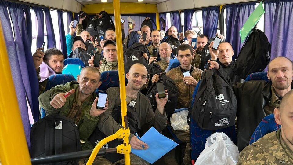 Домой возвращаются 32 защитника Украины